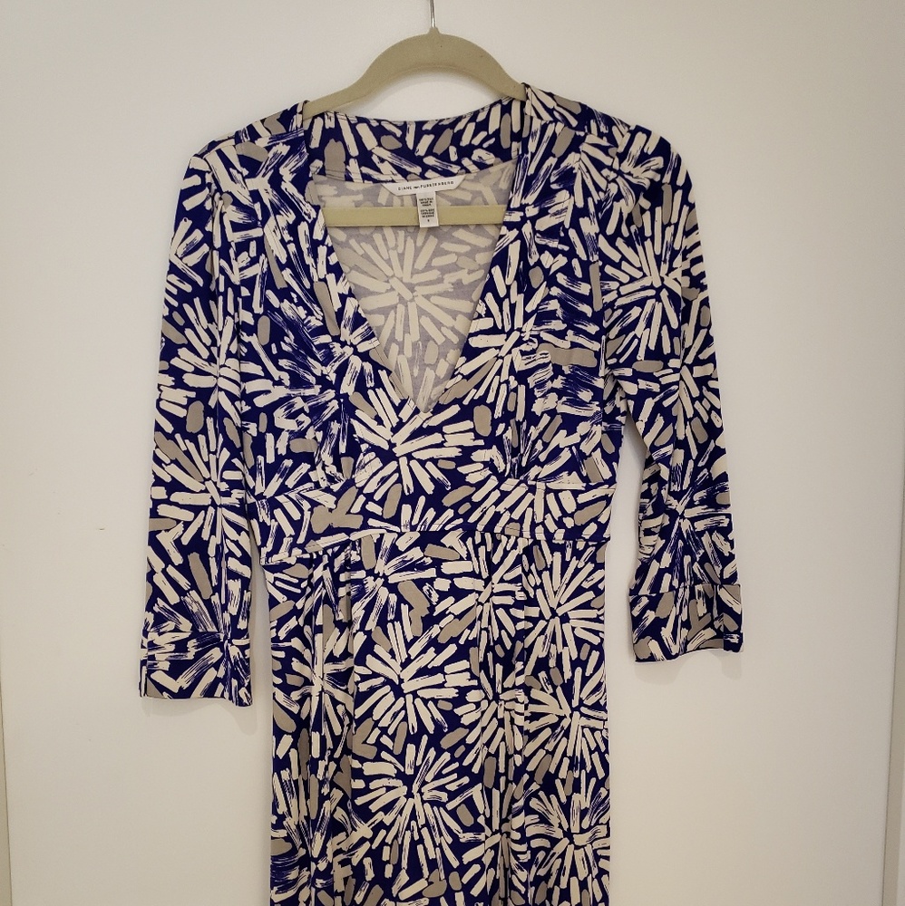 Size 6 Diane von Furstenberg silk v-neck dress